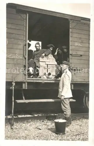 AK / Ansichtskarte Kriegsgefangene POW Militaria Franoesische Gefangene beim Transport Foto-Praegung Stuttgart