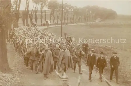 AK / Ansichtskarte HOF  SAALE Bayern Soladaten auf Marsch Foto 