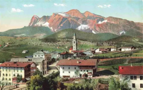 AK / Ansichtskarte Cortina d Ampezzo Veneto IT Ansicht mit Kirche Blick gegen Mount Tofann