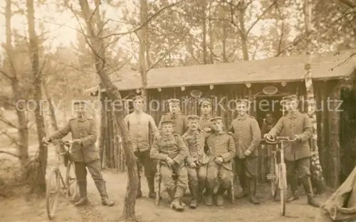 AK / Ansichtskarte 060 Regiment IR 060 Infanterie  Wissembourg WK1 Gruppenfoto im Stellungslager Holzbaracke