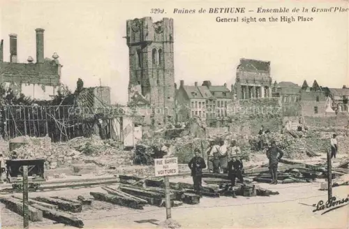 AK / Ansichtskarte Bethune 62 Pas-de-Calais Ensemble de la Grande Place Ruines Grande Guerre Truemmer 1. Weltkrieg