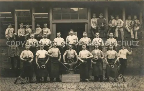 AK / Ansichtskarte KARLSRUHE Baden Foto Hufschmiede Kavallerie Gruppenfoto