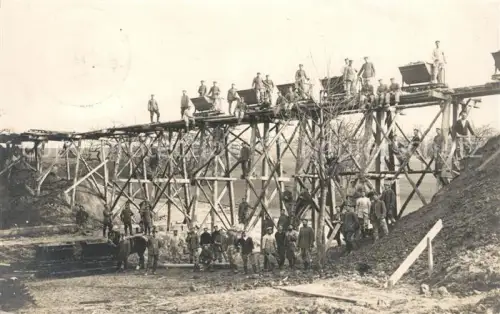 AK / Ansichtskarte Feldbahn Kleinbahn Militaria WK1 Brueckenbau-Kompagnie Prachtfoto Kesselwagen