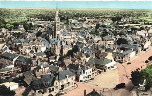 AK / Ansichtskarte La Guerche-de-Bretagne 35 Ille-et-Vilaine Champ de Foire vue aérienne