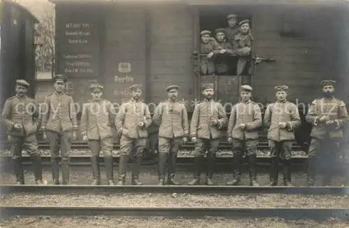 AK / Ansichtskarte Fredersdorf Berlin Eisenbahn Garde-Kuerassier Soldaten vor der Abfahrt ins Feld WK1