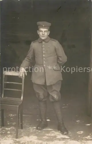 AK / Ansichtskarte WK1 Militaria Deutschland Fotoportrait am Stuhl Soldat Landwehr