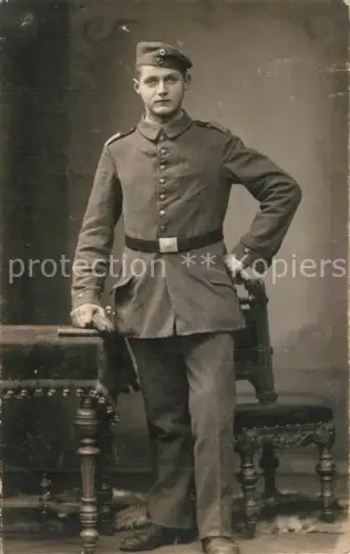 AK / Ansichtskarte WK1 Militaria Deutschland Fotoportrait am Tisch Soldat Landwehr