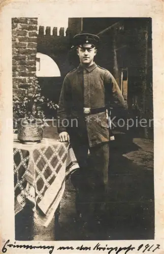 AK / Ansichtskarte WK1 Militaria Deutschland Fotoportrait am Tisch Soldat