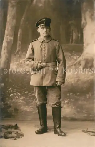 AK / Ansichtskarte WK1 Militaria Deutschland Fotoportrait im Studio Wald  Soladat