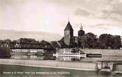 AK / Ansichtskarte HAMELN Weser Wehr und Muensterkirche an der Weserbruecke