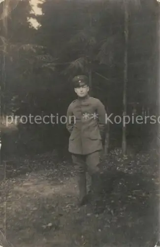 AK / Ansichtskarte WK1 Militaria Deutschland Foto im Wald Soldat Portrait