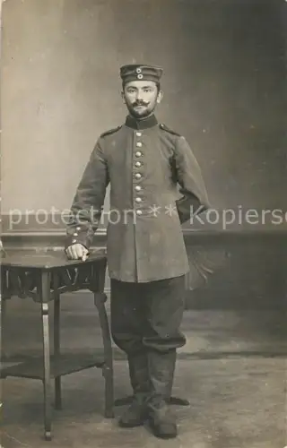 AK / Ansichtskarte WK1 Militaria Deutschland Fotostudio am Tisch Soldat Landwehr Portrait