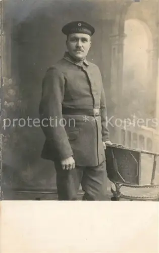 AK / Ansichtskarte WK1 Militaria Deutschland Fotostudio am Stuhl Portrait Soldat 