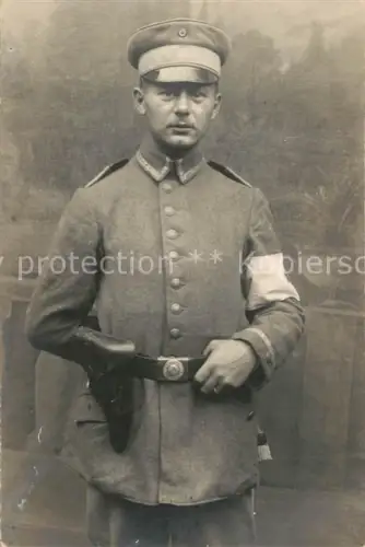 AK / Ansichtskarte WK1 Militaria Deutschland Foto Portrait Soldat Pistole Sachsen Landwehr Rotes Kreuz Sanitaeter