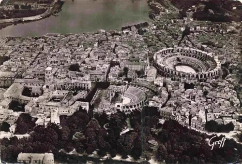AK / Ansichtskarte ARLES 13 Bouches-du-Rhone Les Arenes Le Theatre Antique La Cathedrale Saint Trophime Le Rhone Vue aerienne