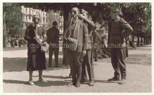 AK / Ansichtskarte ZueRICH  ZH Luftschutz am Bellevue Gasmasken