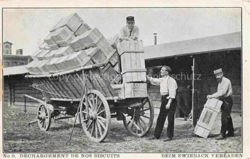 AK / Ansichtskarte Puchheim  Lager Fuerstenfeldbruck Oberbayern Déchargement des nos biscuits Beim Zwieback verladen