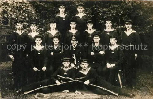 AK / Ansichtskarte WK1 Militaria Deutschland Marine Gruppenfoto KIEL