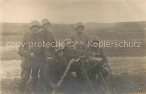 AK / Ansichtskarte MG Maschinengewehr Militaria WK1 Stahlhelme Gruppenfoto (Knick)