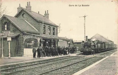 AK / Ansichtskarte LA BAssEE  LILLE 59 Nord La gare Bahnhof Dampflokomotive