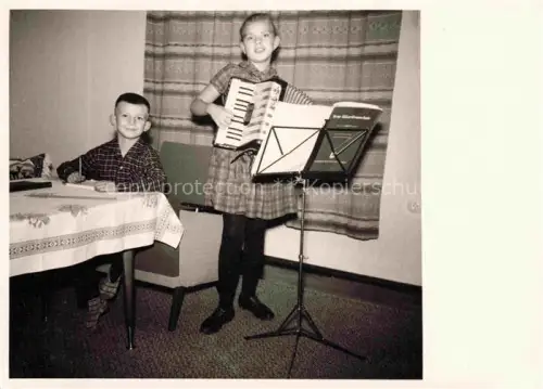 AK / Ansichtskarte Musikanten Kinder Das Akkordeon Handharmonika 
