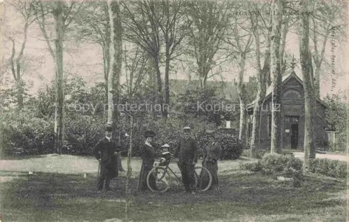 AK / Ansichtskarte ROANNE 42 Loire Familienfoto vor Kapelle