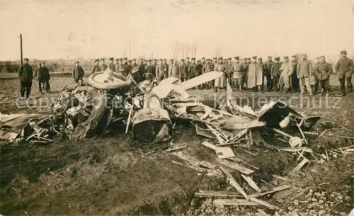 AK / Ansichtskarte WK1 Militaria Deutschland Aviatik Doppeldecker Absturz im Feld