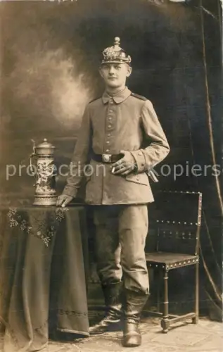 AK / Ansichtskarte WK1 Militaria Deutschland Soldat Fotoportrait in Montour am Tisch Krug 