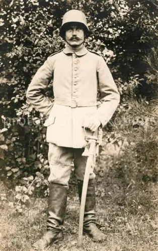AK / Ansichtskarte WK1 Militaria Deutschland Feld-Artillerie Stahhelm Fotoportrait mit Saebel