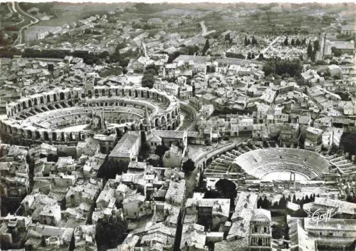 AK / Ansichtskarte ARLES 13 Bouches-du-Rhone Vue aerienne Les Arenes et le Theatre Antique