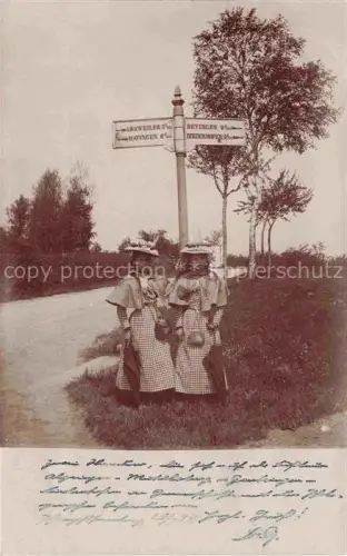 AK / Ansichtskarte Diedenhofen Thionville 57 Moselle Wegweiser Junge Maedchen in Trachten Deutsche Reichspost