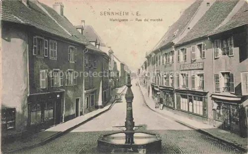 AK / Ansichtskarte Sennheim Cernay Mulhouse Thann 68 Haut-Rhin Marktgasse Brunnen Rue du Marché Fontaine