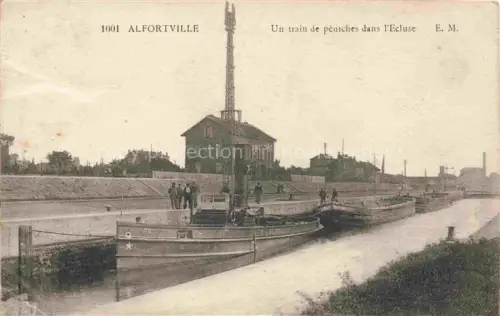 AK / Ansichtskarte Alfortville Alforville CRETEIL 94 Val-de-Marne Un train de péniches dans l'écluse