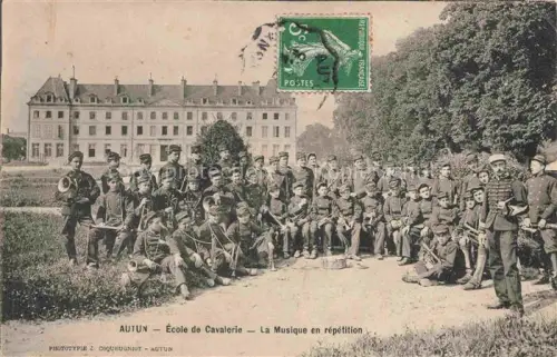 AK / Ansichtskarte Autun 71 Saone-et-Loire Ecole de Cavalerie Musique en répétition