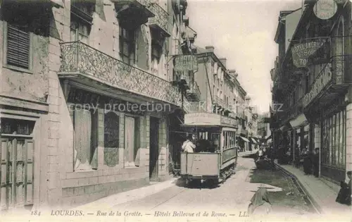 AK / Ansichtskarte LOURDES 65 Rue de la Grotte Hôtels Bellevue et de Rome Tram