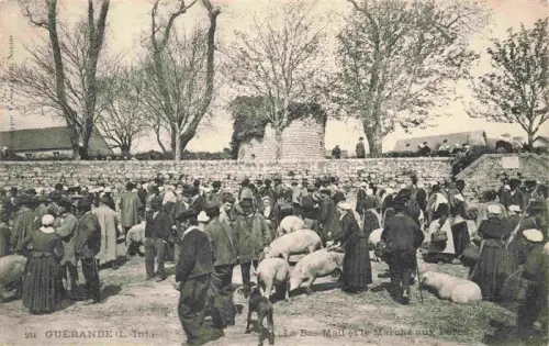 AK / Ansichtskarte Guerande Saint-Nazaire 44 Loire-Atlantique Le Bas-Mail et le Marché aux Porcs