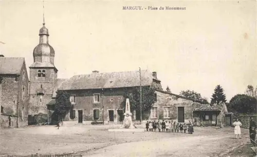 AK / Ansichtskarte Margut SEDAN 08 Ardennes Place du Monument Eglise