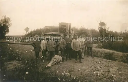 AK / Ansichtskarte Panzer Tank Char d Assaut Militaria WK1 Foto Soladten