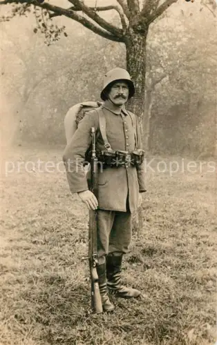 AK / Ansichtskarte Stahlhelm Militaria WK1 Sturmtruppe Gewehr Rucksack Fotoportrait