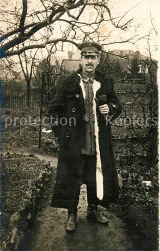 AK / Ansichtskarte WK1 Militaria Deutschland Fotopoartrait im Garten Offizier