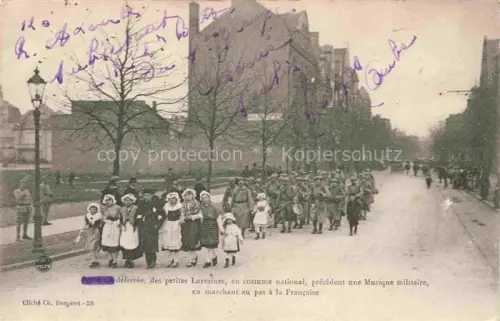 AK / Ansichtskarte METZ  57 Moselle Des petites Lorraines en costume national en marchant au pas à la Francaise