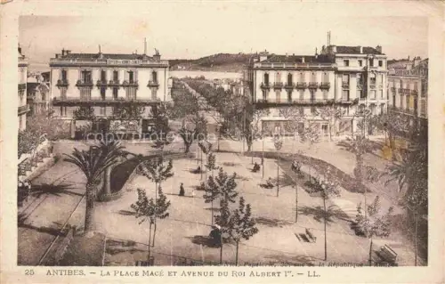 AK / Ansichtskarte ANTIBES 06 Alpes Maritimes La Place Mace et Avenue du Roi Albert I