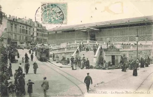 AK / Ansichtskarte ANGOULEME 16 Charente Place des Halles Centrales