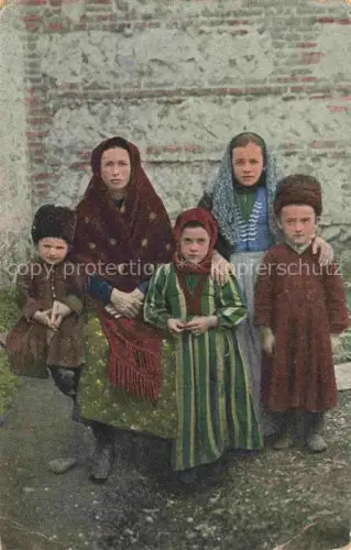 AK / Ansichtskarte Litauen Lithuania Eine wohlhabende Bauernfamilie Gruppenbild