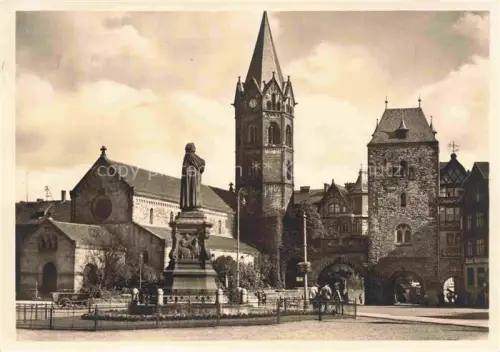 AK / Ansichtskarte EISENACH Thueringen Karlsplatz mit Lutherdenkmal Nikolaikirche und Nikolaitor