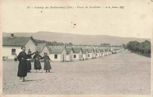 AK / Ansichtskarte Sathonay-Camp Lyon 69 Rhone Le Camp Front de Bandière