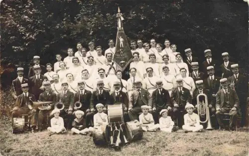 AK / Ansichtskarte MULHOUSE Muehlhausen 68 Alsace Gruppenfoto Musikkapelle Saenger Flagge Sewen