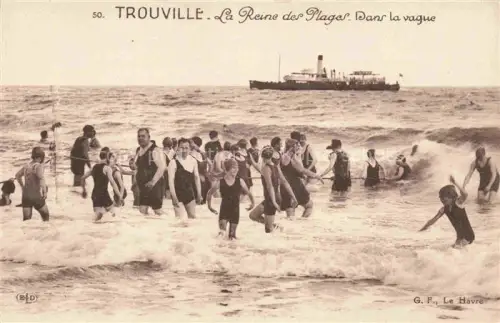 AK / Ansichtskarte TROUVILLE -SUR-MER 14 Calvados Dans la vague La Reine des Plages Vapeur