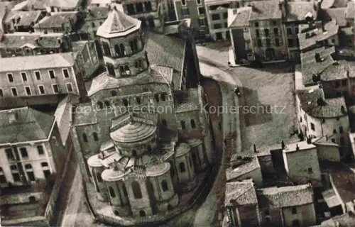 AK / Ansichtskarte Issoire 63 Puy-de-Dome Eglise d'Issoire Vue aerienne