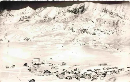 AK / Ansichtskarte Alpe d Huez GRENOBLE 38 Isere Vue generale aerienne et la Chaine des Grandes Rousses